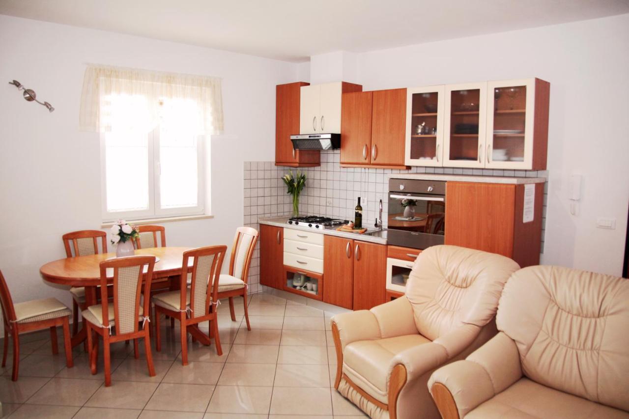 Apartment Matika, Terrace Apartment 10 Minutes Walk From Center ロヴィニ エクステリア 写真