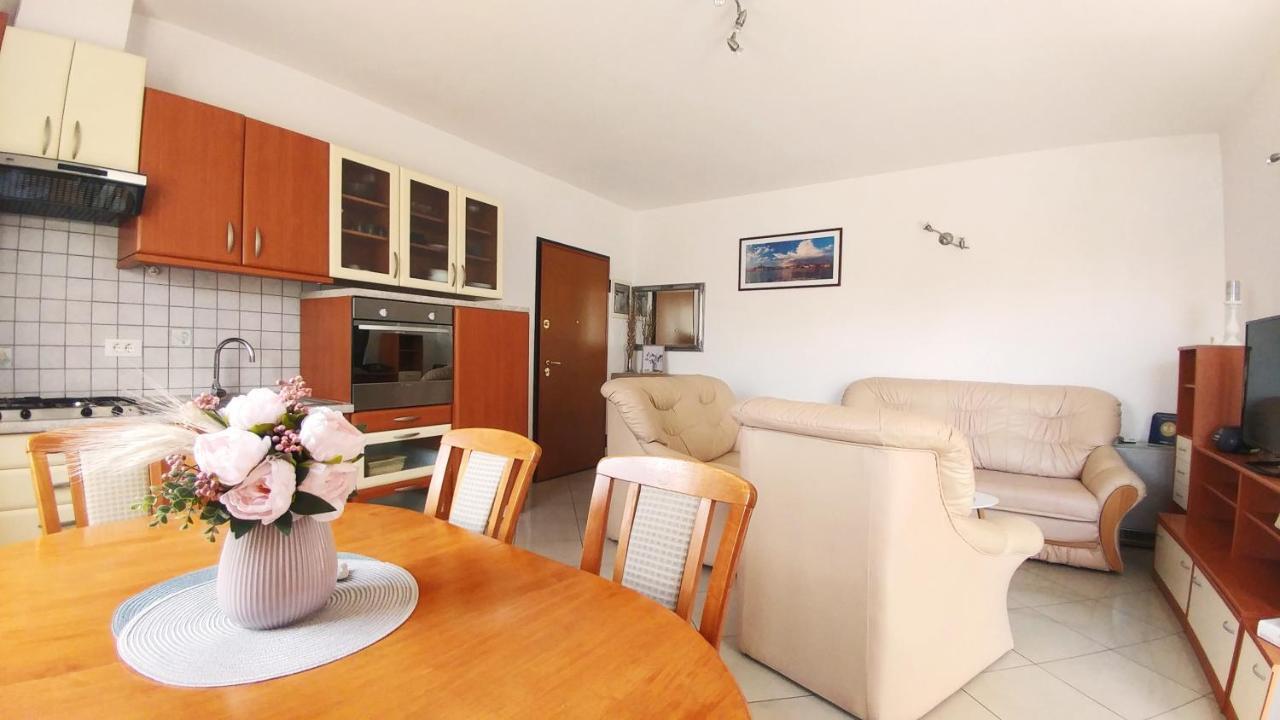 Apartment Matika, Terrace Apartment 10 Minutes Walk From Center ロヴィニ エクステリア 写真